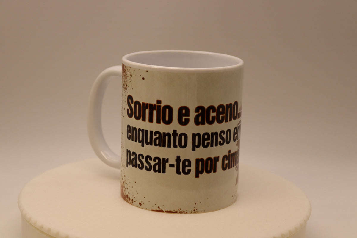 Caneca Humor Camionista "Sorrio e Aceno... Passar-te por Cima"
