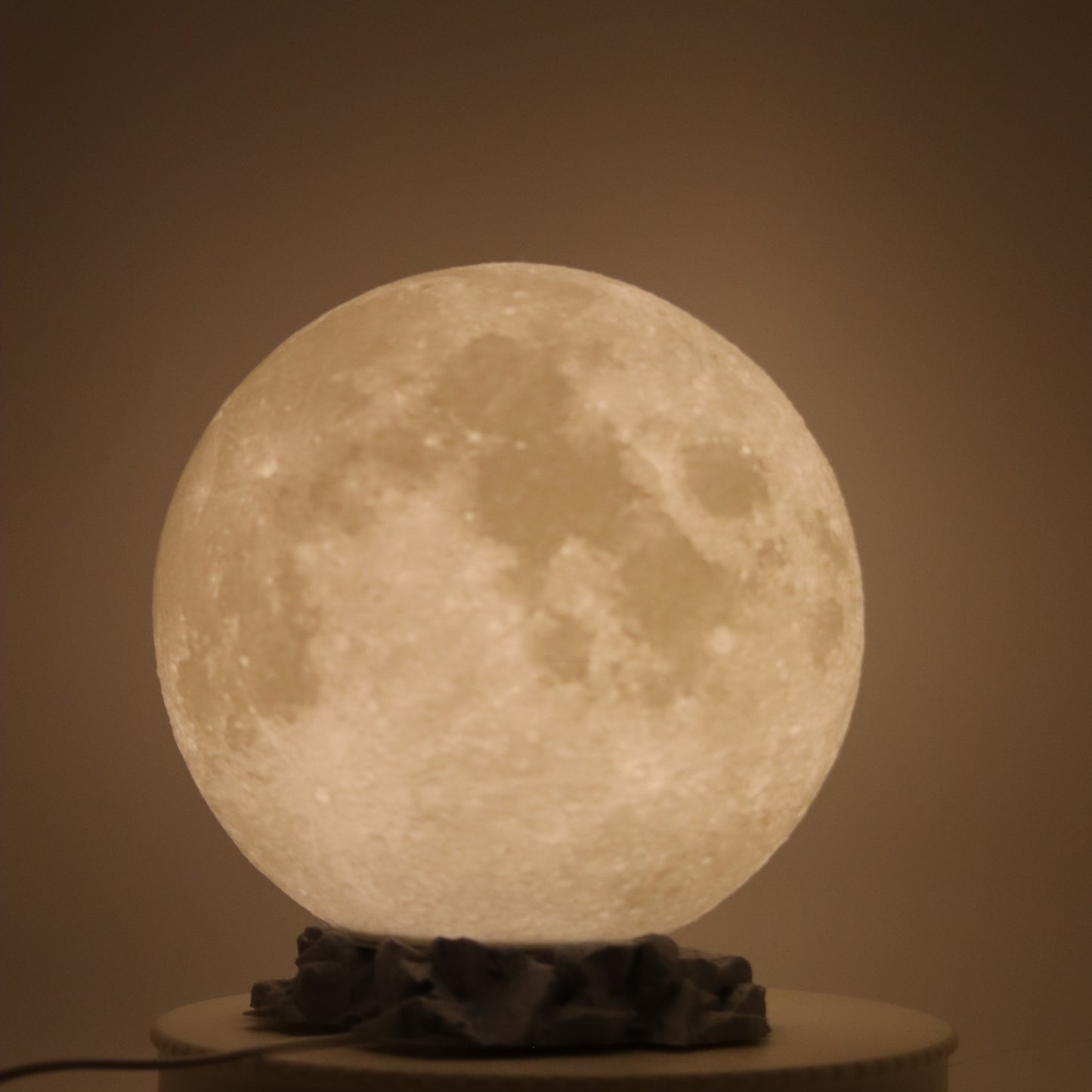 Candeeiro de Mesa Lua 3D – Com Base de Rocha Lunar