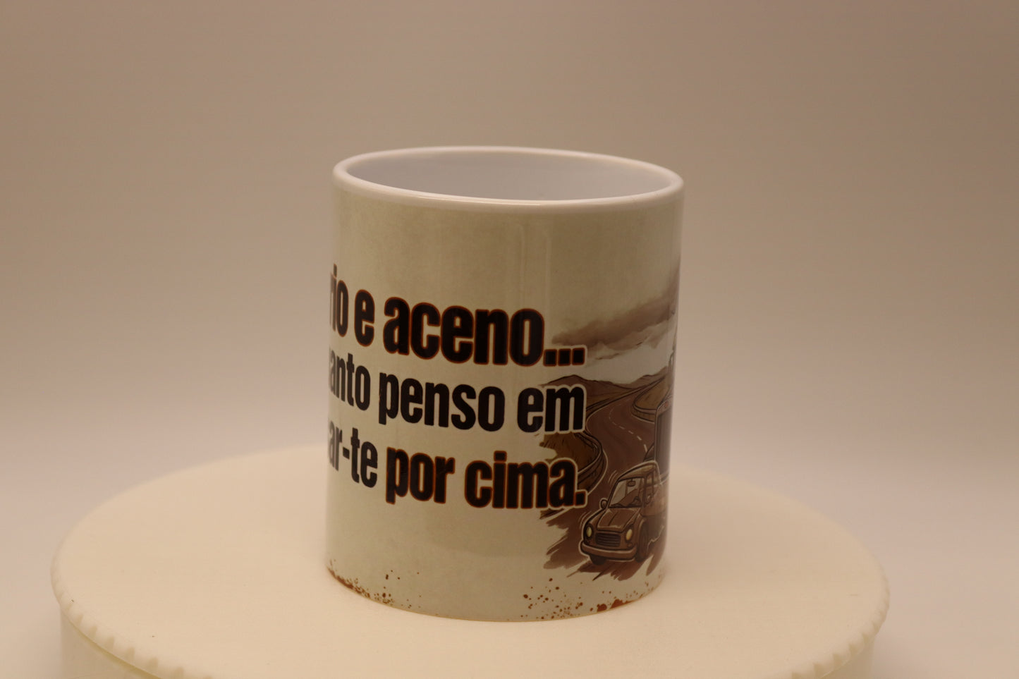 Caneca Humor Camionista "Sorrio e Aceno... Passar-te por Cima"