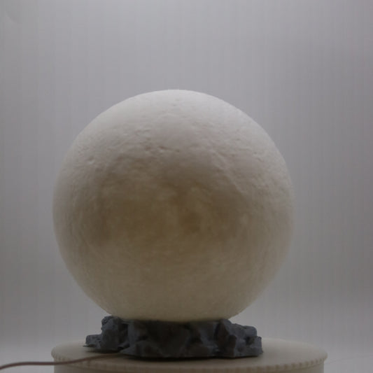Candeeiro de Mesa Lua 3D – Com Base de Rocha Lunar