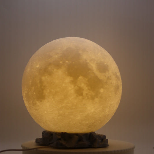 Candeeiro de Mesa Lua 3D – Com Base de Rocha Lunar