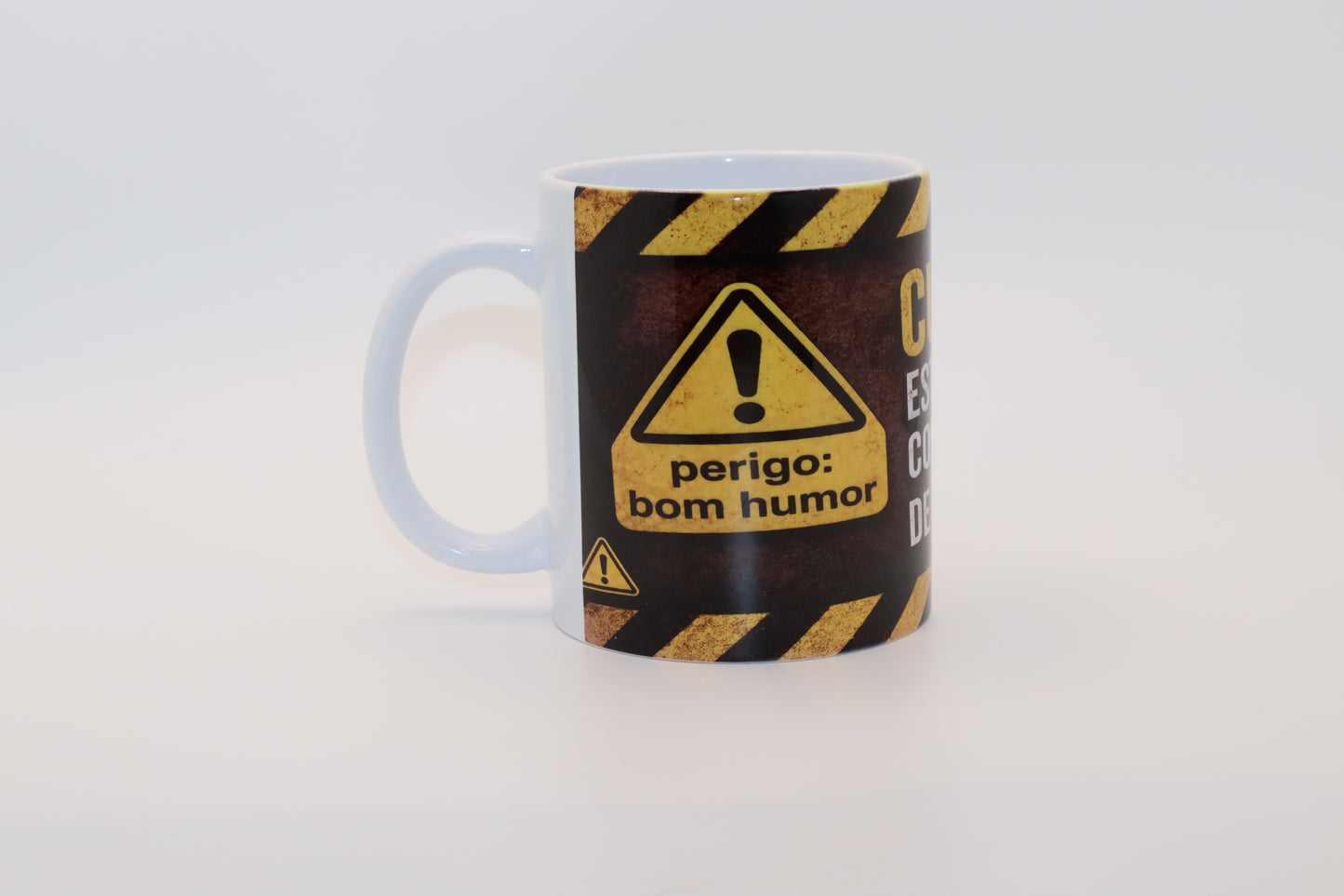 Caneca de Humor "Cuidado: Vestígios de Bom Humor"