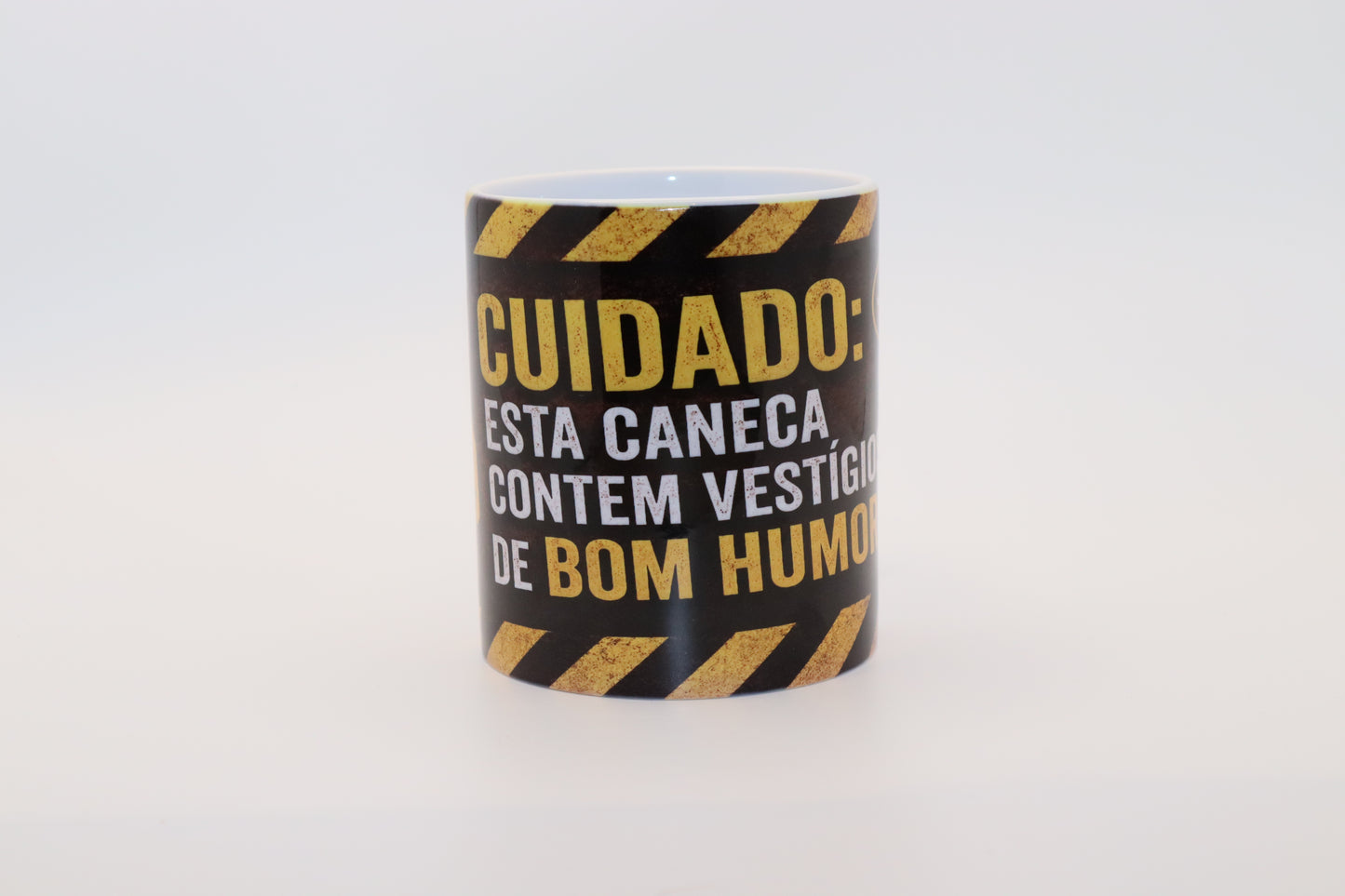 Caneca de Humor "Cuidado: Vestígios de Bom Humor"