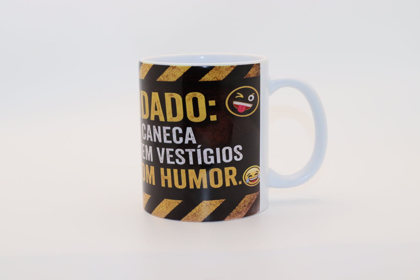 Caneca de Humor "Cuidado: Vestígios de Bom Humor"