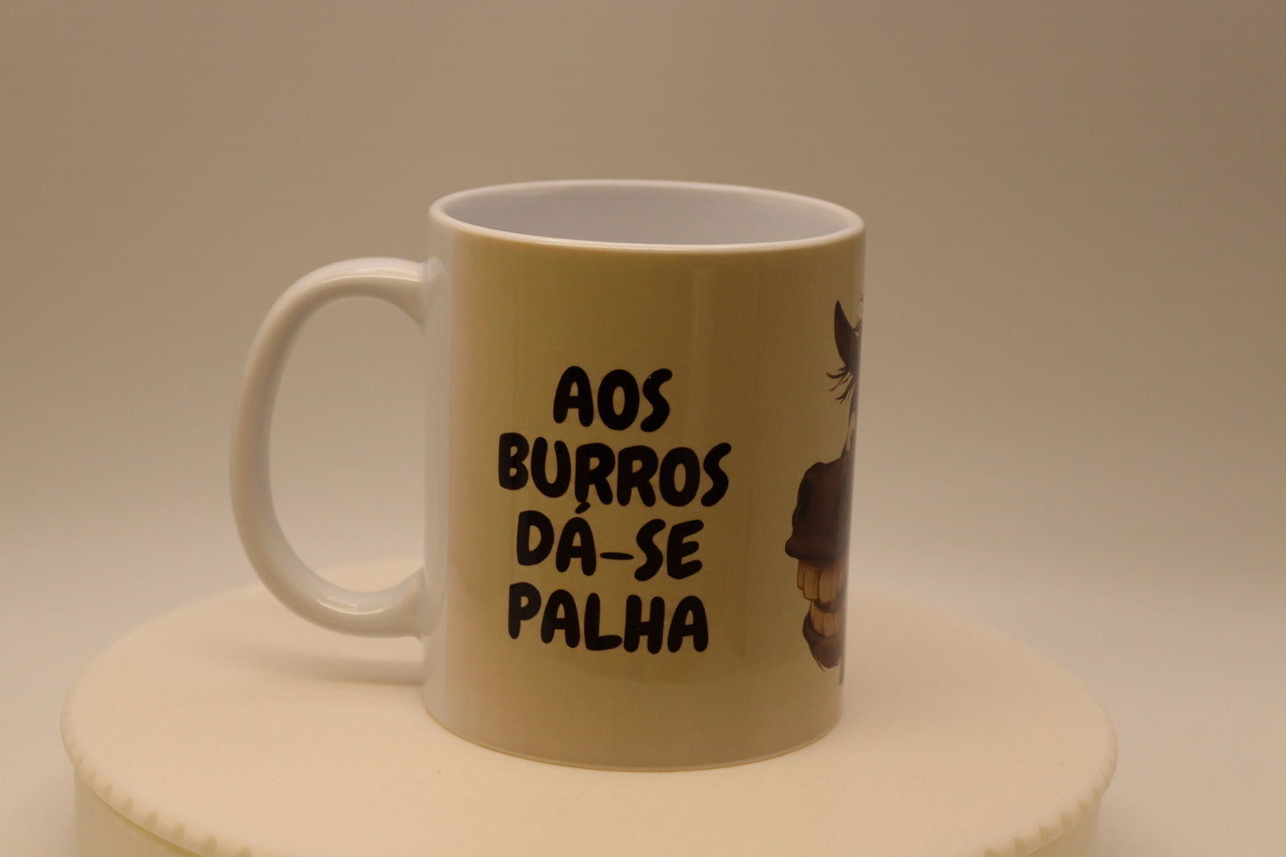 Caneca Sarcástica "Aos Burros Dá-se Palha, Não Se Dá Conversa"